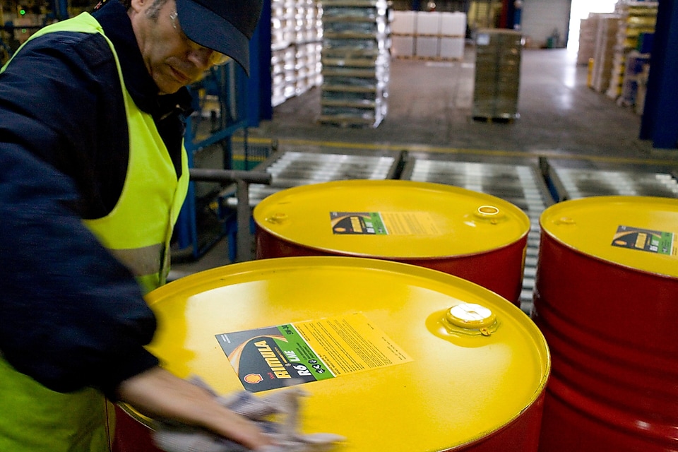 Shell employee working in Lubricants plant